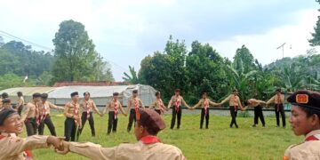Pramuka SMP N 4 Kedungbanteng Asah Kreativitas dan Kerjasama Melalui Permainan Kelompok