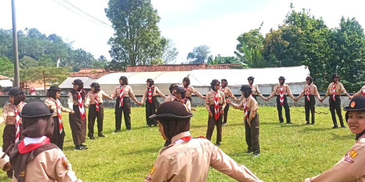 Pramuka SMP N 4 Kedungbanteng Asah Kreativitas dan Kerjasama Melalui Permainan Kelompok
