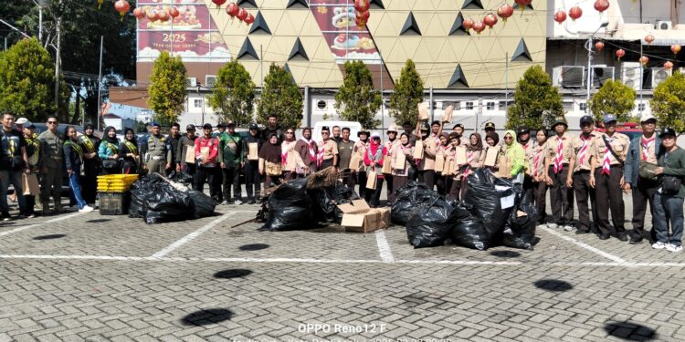 Bersih Parit Hari Peduli Sampah Nasional 2025, Pramuka Pelopor Edukasi dan Aksi Nyata Pengelolaan Sampah