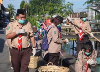 Bersih Parit Hari Peduli Sampah Nasional 2025, Pramuka Pelopor Edukasi dan Aksi Nyata Pengelolaan Sampah