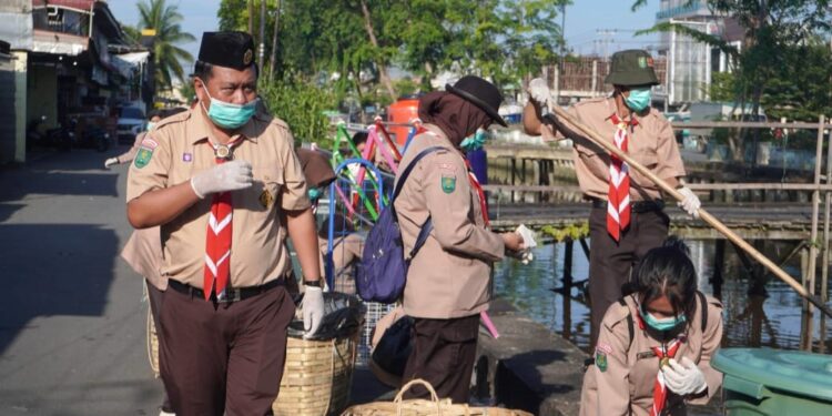 Bersih Parit Hari Peduli Sampah Nasional 2025, Pramuka Pelopor Edukasi dan Aksi Nyata Pengelolaan Sampah
