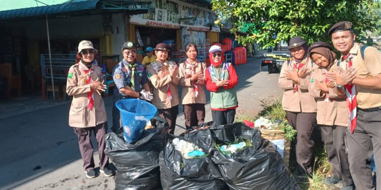 Bersih Parit Hari Peduli Sampah Nasional 2025, Pramuka Pelopor Edukasi dan Aksi Nyata Pengelolaan Sampah