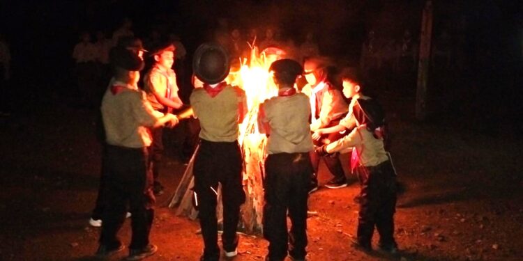 Kobarkan Api Semangat dan Inspirasi: Prosesi Api Unggun pada Kegiatan “Pramuka Masago” 2025
