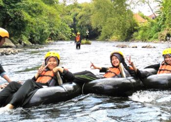 Seru dan Menyenangkan, Peserta Diklat Unit Pramuka UIN Saizu Diajak Bermain River Tubing