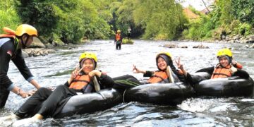 Seru dan Menyenangkan, Peserta Diklat Unit Pramuka UIN Saizu Diajak Bermain River Tubing