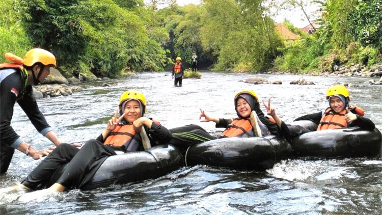 Seru dan Menyenangkan, Peserta Diklat Unit Pramuka UIN Saizu Diajak Bermain River Tubing