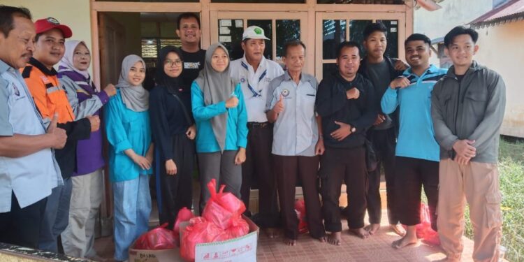 Pramuka Peduli Kalimantan Barat Salurkan Bantuan ke Desa Terdampak Banjir di Kabupaten Mempawah