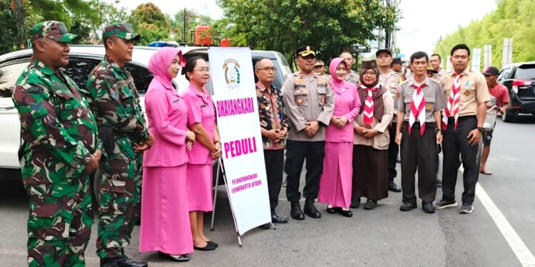 Tebar Kebaikan, Kwarran Bersama Polsek Purwokerto Utara Bagikan Ratusan Takjil