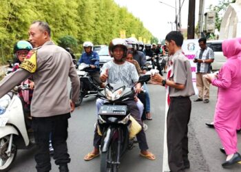Tebar Kebaikan, Kwarran Bersama Polsek Purwokerto Utara Bagikan Ratusan Takjil