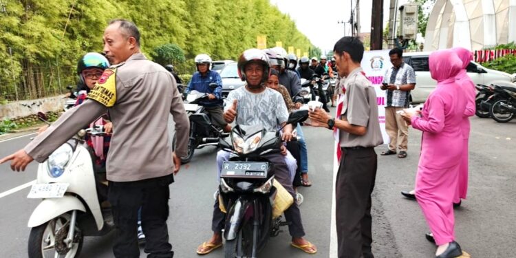 Tebar Kebaikan, Kwarran Bersama Polsek Purwokerto Utara Bagikan Ratusan Takjil