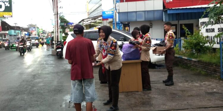 Saka Bhayangkara Pangkalan Polres Sukoharjo Bagikan Takjil untuk Masyarakat Selama Ramadhan