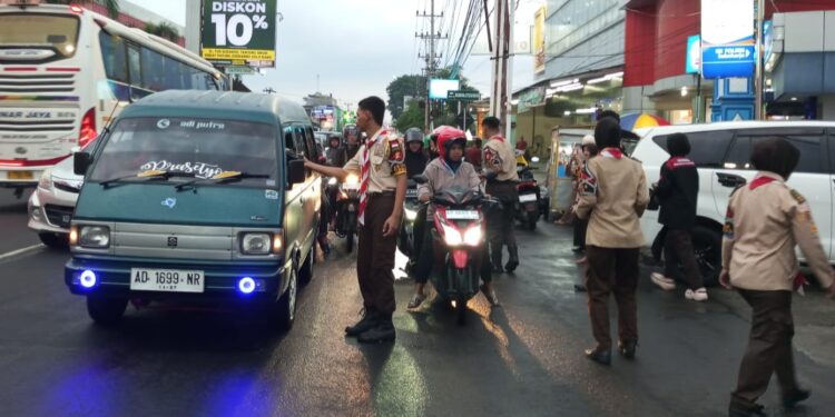 Saka Bhayangkara Pangkalan Polres Sukoharjo Bagikan Takjil untuk Masyarakat Selama Ramadhan