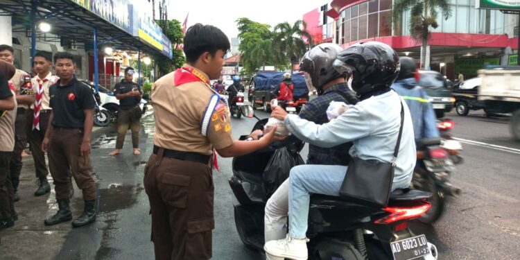 Saka Bhayangkara Pangkalan Polres Sukoharjo Bagikan Takjil untuk Masyarakat Selama Ramadhan