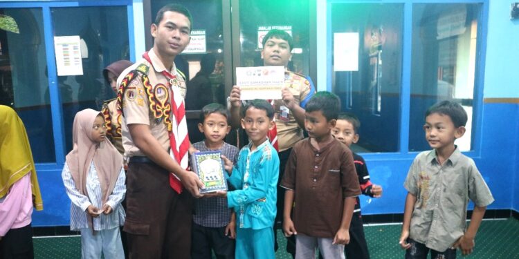 Charity for Humanity: Bakti Ramadhan Saka Bhayangkara, Berbagi Al-Qur’an dan Iqro di Sukoharjo