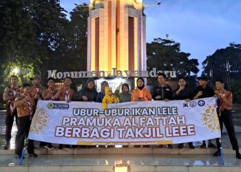 Pramuka Al-Fattah Bagi Takjil di Tengah Hujan Lebat, Tunjukkan Semangat Kepedulian