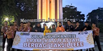 Pramuka Al-Fattah Bagi Takjil di Tengah Hujan Lebat, Tunjukkan Semangat Kepedulian