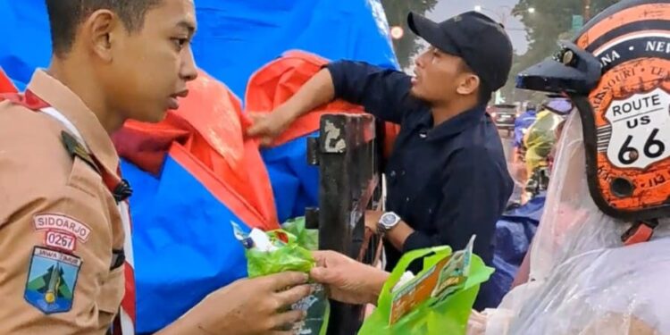Pramuka Al-Fattah Bagi Takjil di Tengah Hujan Lebat, Tunjukkan Semangat Kepedulian