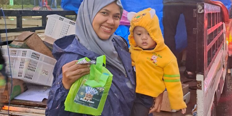 Pramuka Al-Fattah Bagi Takjil di Tengah Hujan Lebat, Tunjukkan Semangat Kepedulian