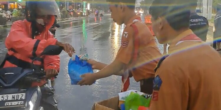 Pramuka Al-Fattah Bagi Takjil di Tengah Hujan Lebat, Tunjukkan Semangat Kepedulian