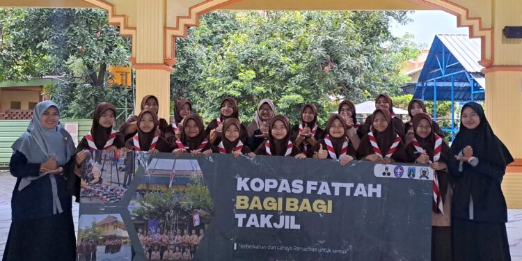 Pramuka Al-Fattah Bagi Takjil di Tengah Hujan Lebat, Tunjukkan Semangat Kepedulian