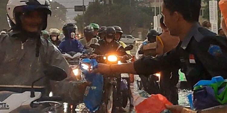 Pramuka Al-Fattah Bagi Takjil di Tengah Hujan Lebat, Tunjukkan Semangat Kepedulian