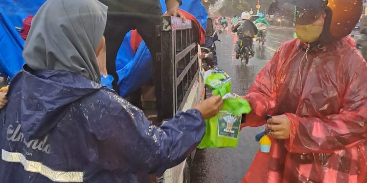 Pramuka Al-Fattah Bagi Takjil di Tengah Hujan Lebat, Tunjukkan Semangat Kepedulian