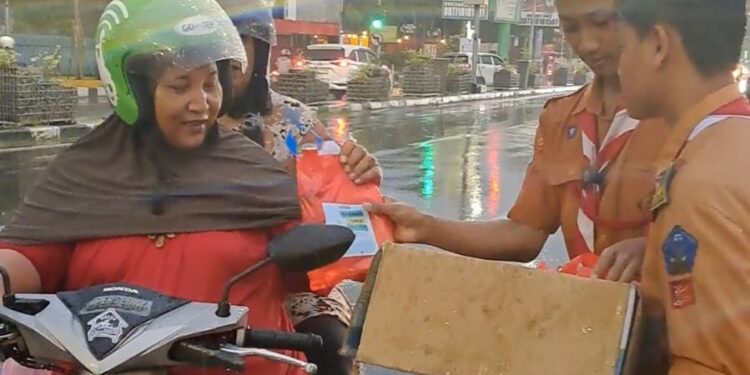 Pramuka Al-Fattah Bagi Takjil di Tengah Hujan Lebat, Tunjukkan Semangat Kepedulian