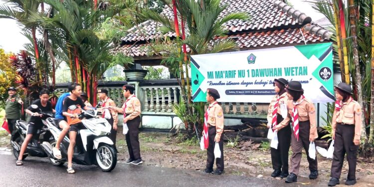 Ramadhan Istimewa, Pramuka MI Ma’arif NU 1 Dawuhan Wetan Bagi Takjil Gratis