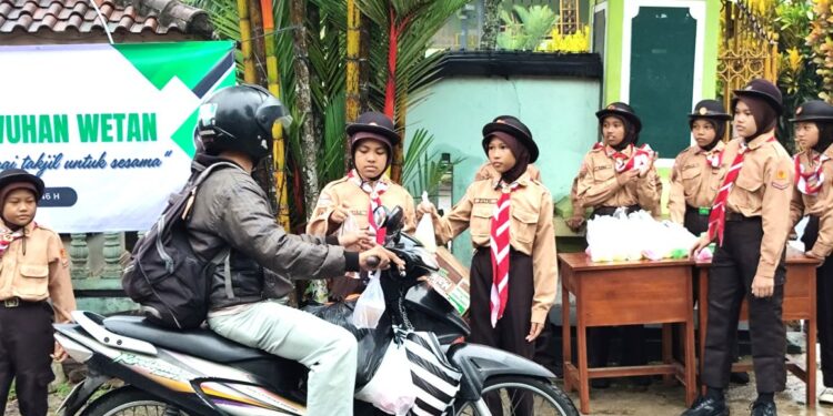 Ramadhan Istimewa, Pramuka MI Ma’arif NU 1 Dawuhan Wetan Bagi Takjil Gratis