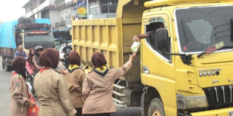 Kolaborasi Gudep Se-Kwartir Ranting Sungai Pinyuh Dengan Berbagi Ribuan Takjil di Bulan Ramadhan