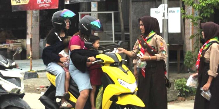 Kolaborasi Gudep Se-Kwartir Ranting Sungai Pinyuh Dengan Berbagi Ribuan Takjil di Bulan Ramadhan