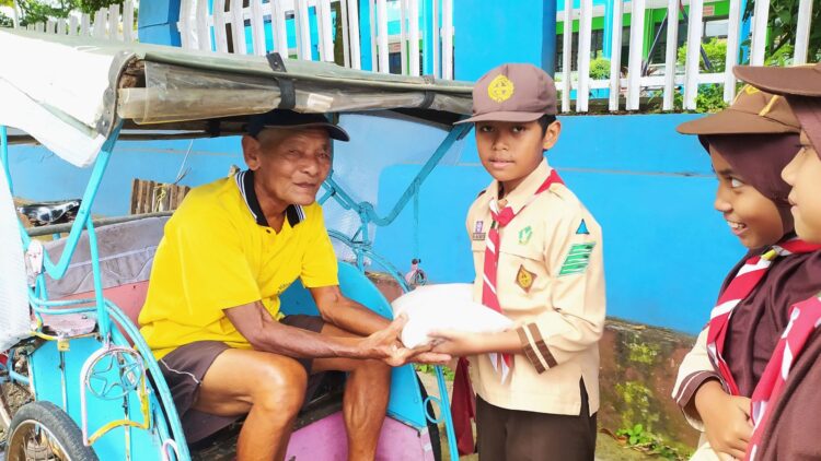 Pramuka SDN 4 Purwanegera Distribusikan Zakat: Tunjukkan Semangat Berbagi