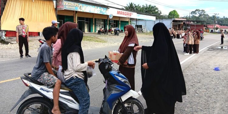Aksi Berkah Ramadhan Berbagi Takjil Gabungan Gugusdepan Pangkalan UPTD SMA Negeri 1 Karossa dan Gugusdepan Pangkalan SMP IT Albiruni Karossa