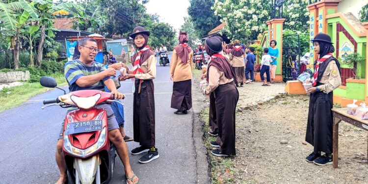 Pramuka Penggalang SDN 2 Papringan Gelar Aksi Berbagi Takjil dan Buka Puasa Bersama