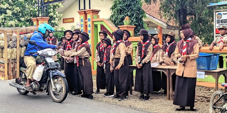 Pramuka Penggalang SDN 2 Papringan Gelar Aksi Berbagi Takjil dan Buka Puasa Bersama