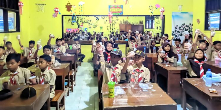Pramuka Penggalang SDN 2 Papringan Gelar Aksi Berbagi Takjil dan Buka Puasa Bersama