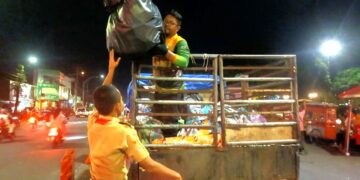 Pramuka Peduli (Pramuli) Banyumas Beraksi Pungut Sampah Sisa Nobar Indonesia Vs Australia