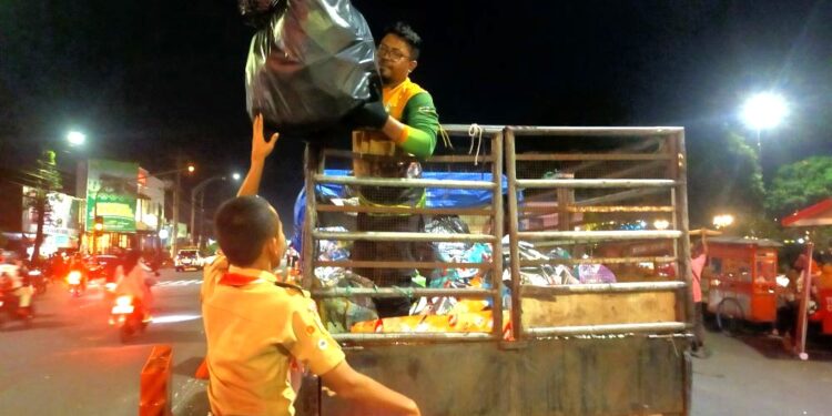 Pramuka Peduli (Pramuli) Banyumas Beraksi Pungut Sampah Sisa Nobar Indonesia Vs Australia