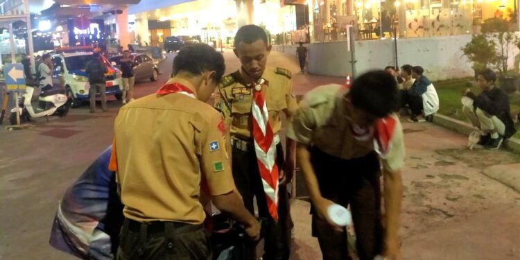 Pramuka Peduli (Pramuli) Banyumas Beraksi Pungut Sampah Sisa Nobar Indonesia Vs Australia