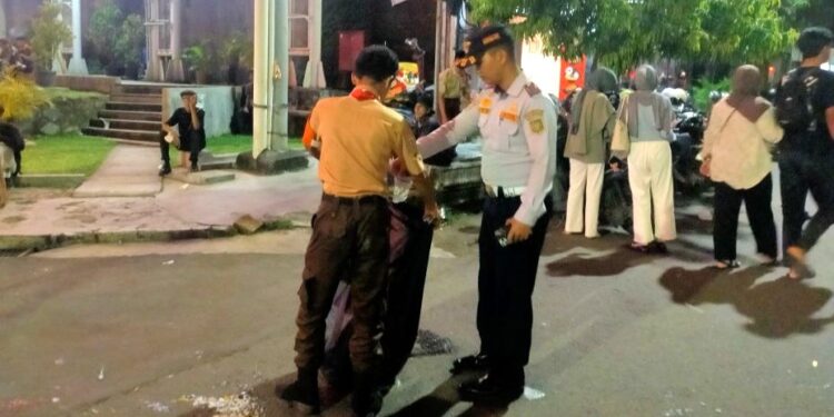 Pramuka Peduli (Pramuli) Banyumas Beraksi Pungut Sampah Sisa Nobar Indonesia Vs Australia