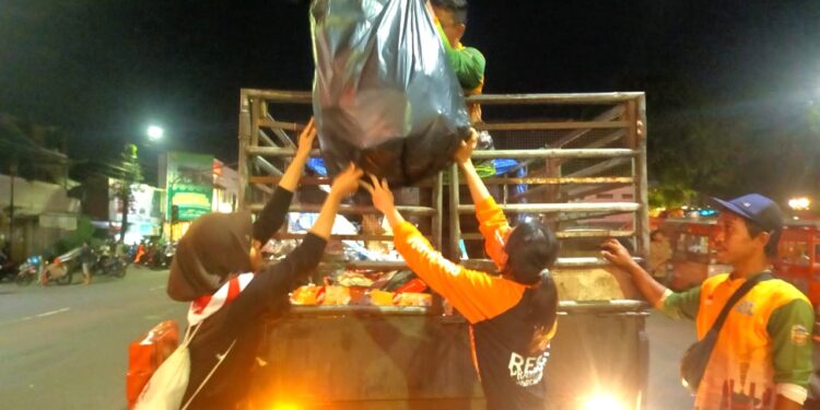 Pramuka Peduli (Pramuli) Banyumas Beraksi Pungut Sampah Sisa Nobar Indonesia Vs Australia