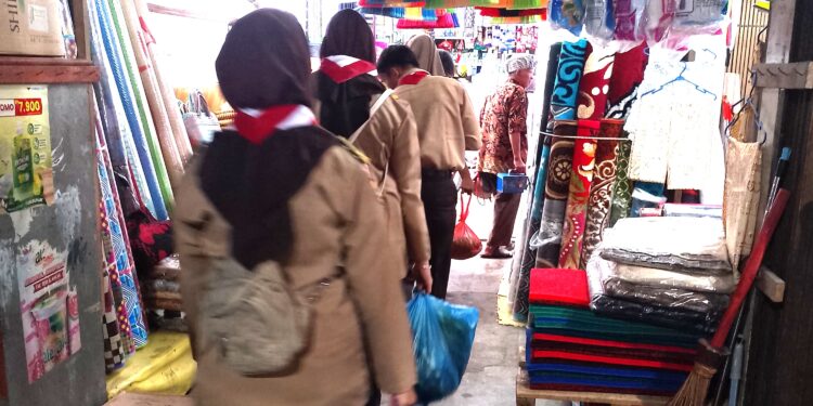 Kwarcab Pramuka Kota Sawahlunto Gelar Aksi Sosial Ramadhan di Pasar Sawahlunto