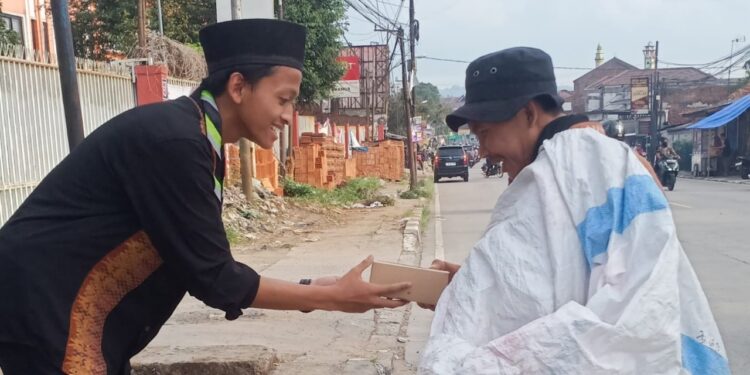 Gugus depan 29.123-29.124 pangkalan MA Al-Istiqomah laksanakan BukBerbagi Takjil 2025