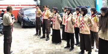 Aksi Anggota Pramuka Kwarran Caringin Turun kejalan melaksanakan kegiatan KBL (Karya Bakti Lebaran)