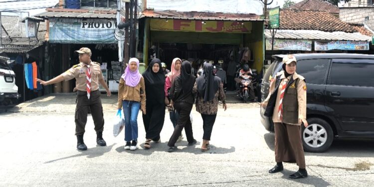 Aksi Anggota Pramuka Kwarran Caringin Turun kejalan melaksanakan kegiatan KBL (Karya Bakti Lebaran)
