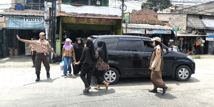 Aksi Anggota Pramuka Kwarran Caringin Turun kejalan melaksanakan kegiatan KBL (Karya Bakti Lebaran)