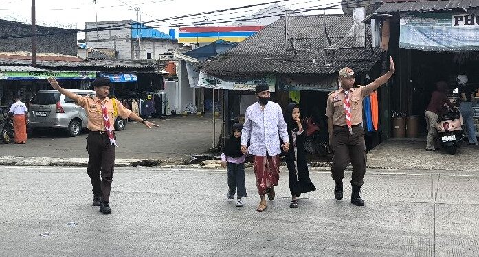 Aksi Anggota Pramuka Kwarran Caringin Turun kejalan melaksanakan kegiatan KBL (Karya Bakti Lebaran)