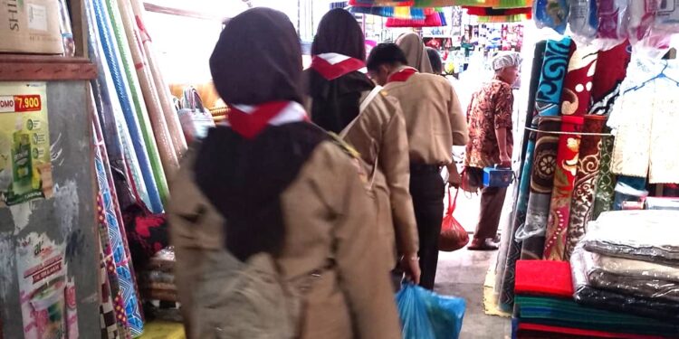 Wawako Sawahlunto Jeffry Hibatullah Apresiasi Bakti Sosial Pramuka Bantu Pengunjung Pasar