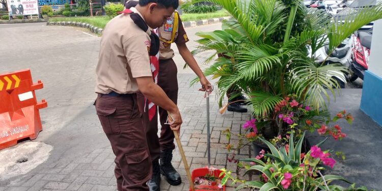 Anggota Saka Bhayangkara Polres Sukoharjo Lakukan Kurve di Pos Pam Pandawa dalam Aksi Pramuka Peduli Karya Bakti Lebaran 2025