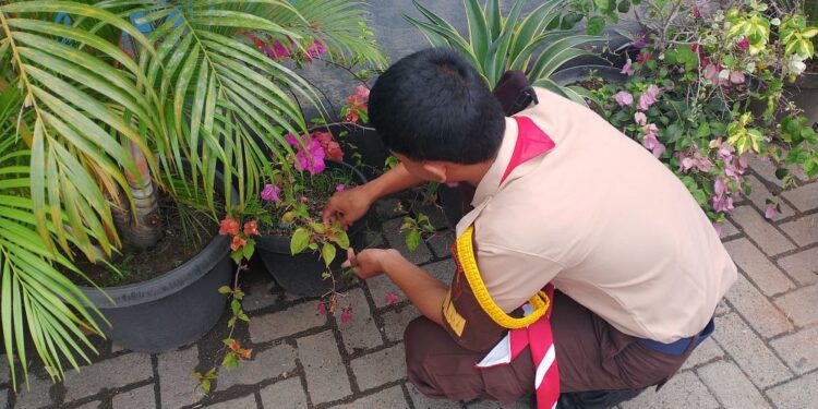 Anggota Saka Bhayangkara Polres Sukoharjo Lakukan Kurve di Pos Pam Pandawa dalam Aksi Pramuka Peduli Karya Bakti Lebaran 2025